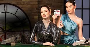 Live blackjack dealer table on sis777 platform showing real-time card play